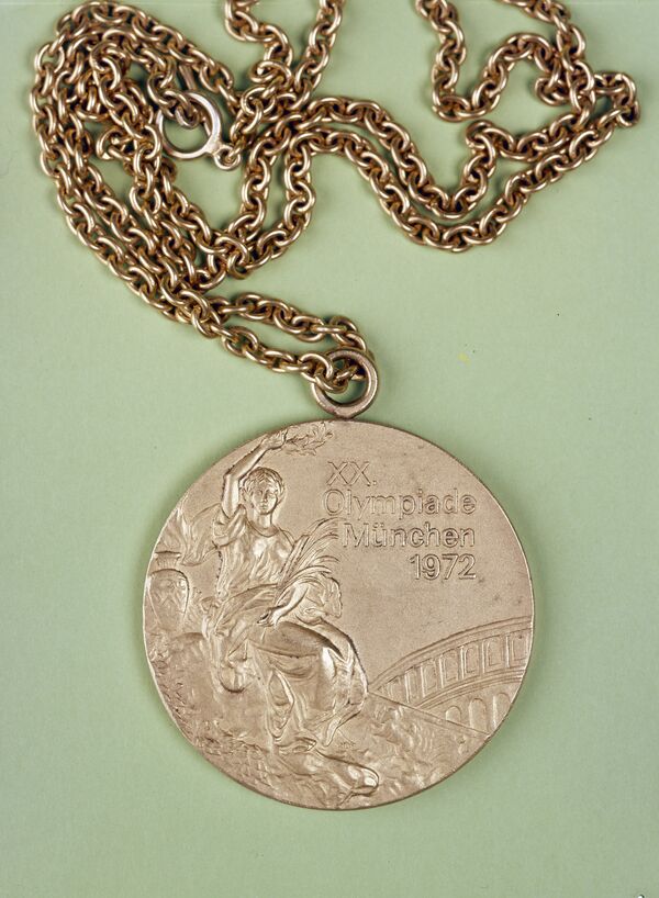 Медаль советской спортсменки Ольги Валентиновны Корбут, завоевавшей первое место в составе сборной команды СССР по спортивной гимнастике и первое место в вольных упражнениях и в упражнениях на бревне на XX летней Олимпиаде в Мюнхене в 1972 году. - Sputnik Молдова