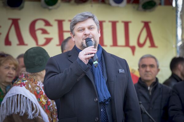 Директор Бюро межэтнических отношений Олег Бабенко на праздновании Масленицы в Кишиневе Директор Бюро межэтнических отношений Олег Бабенко на праздновании Масленицы в Кишиневе - Sputnik Молдова