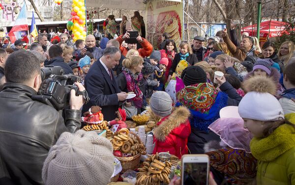 Президент Молдовы Игорь Додон на праздновании Масленицы в Кишиневе - Sputnik Молдова