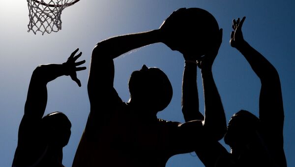 Игроки сборной Андорры и игроки сборной Швейцарии в матче по баскетболу на I Европейских играх - Sputnik Молдова