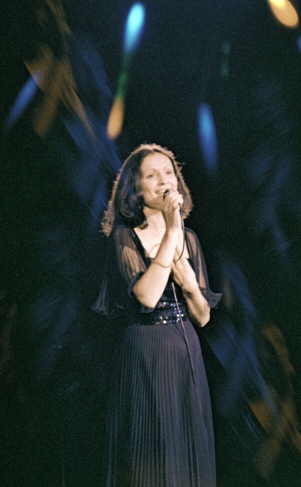 Здесь София Михайловна позирует во время выступления на одном из концертов в 1979 году. - Sputnik Молдова