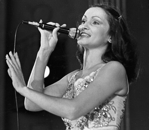 Народная артистка Украинской ССР София Ротару выступает на концерте. Фото было сделано в 1983 году. - Sputnik Молдова