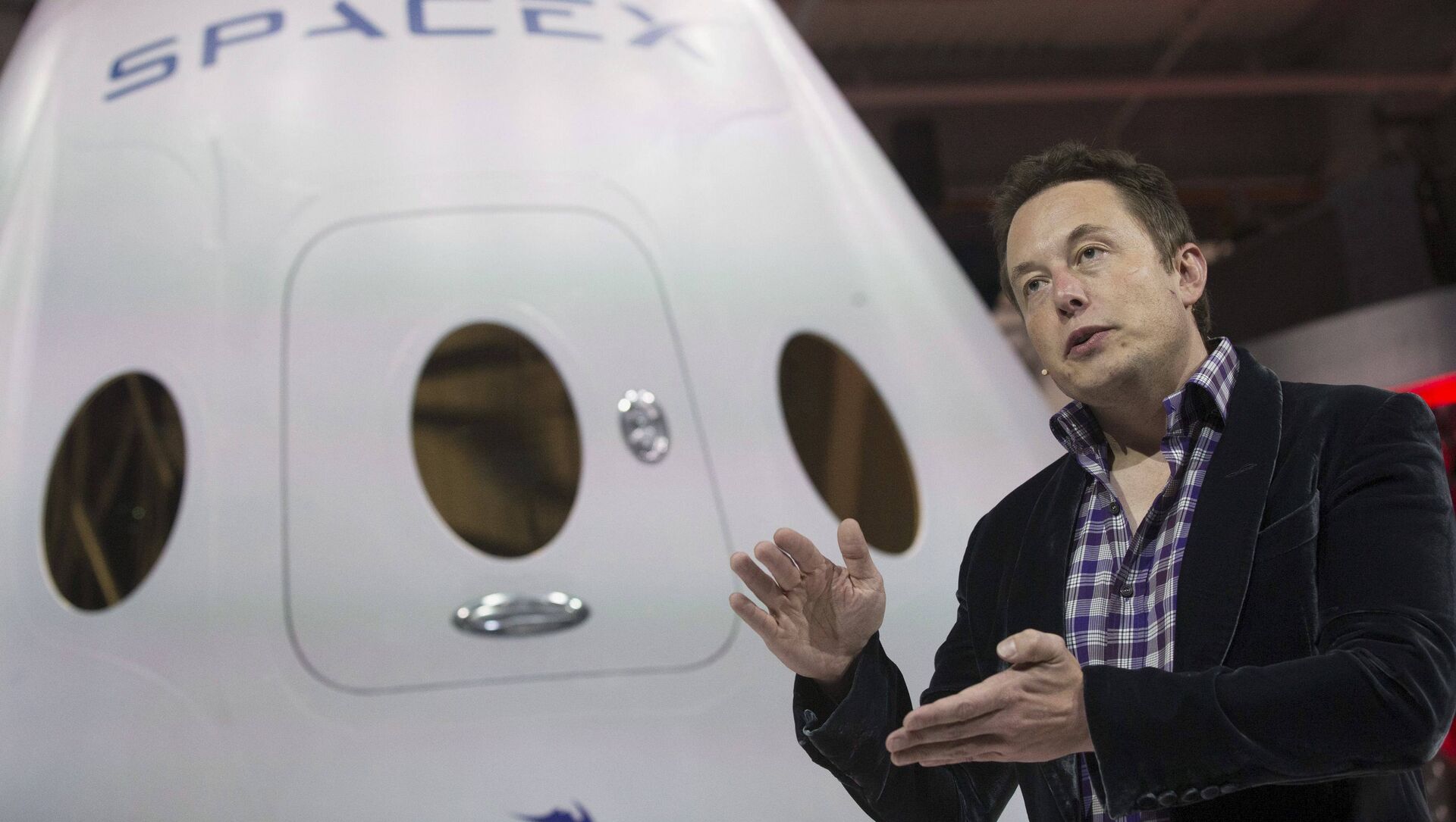 SpaceX CEO Elon Musk speaks after unveiling the Dragon V2 spacecraft in Hawthorne, California, US on May 29, 2014.  - Sputnik Moldova-România, 1920, 23.02.2021