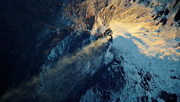 Вид на дымящийся вулкан Этна из космоса - Sputnik Moldova-România