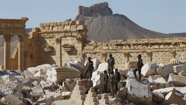 Syrian army soldiers stand on the ruins of the Temple of Bel in the historic city of Palmyra, in Homs Governorate (File) - Sputnik Moldova-România