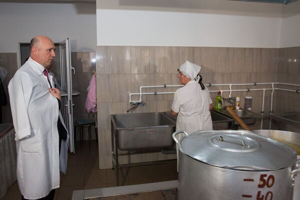 Глава праивтельства Молдовы Павел Филип нанес внезапный визит в один из детских садов Кишинева - Sputnik Молдова