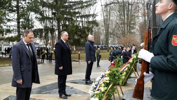 Igor Dodon, Andrian Candu, Pavel Filip depun flori la complexul memorial ”Eternitate” - Sputnik Moldova