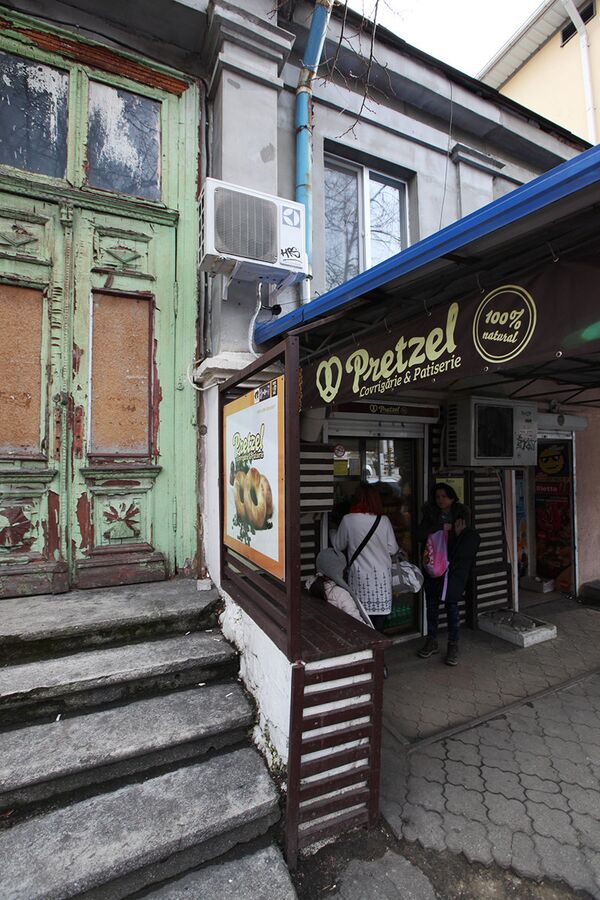 Кишинев, угол улиц Пушкина и Щусева, Пьяный угол, 2017 год Кишинев, угол улиц Пушкина и Щусева, Пьяный угол, 2017 год - Sputnik Молдова