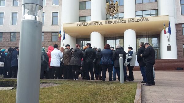 Deținătorii de patente protestează în fața Parlamentului Republicii Moldova - Sputnik Moldova