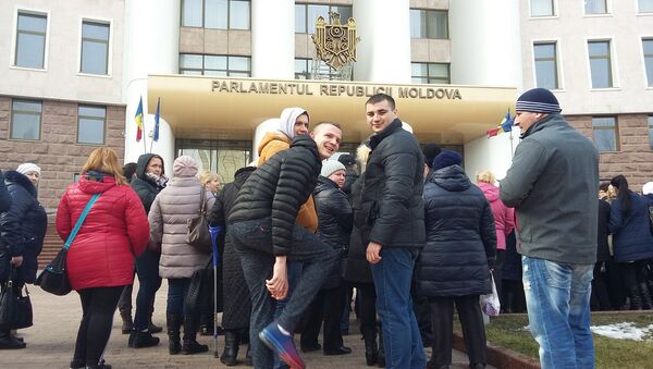 Deținătorii de patente protestează în fața Parlamentului Republicii Moldova - Sputnik Moldova