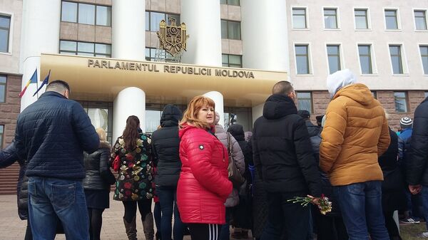 Deținătorii de patente protestează în fața Parlamentului Republicii Moldova - Sputnik Moldova