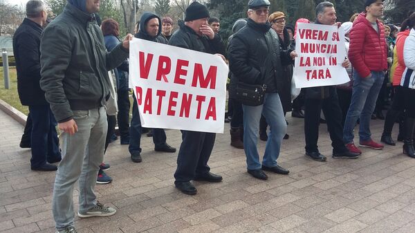 Deținătorii de patente protestează în fața Parlamentului Republicii Moldova - Sputnik Moldova