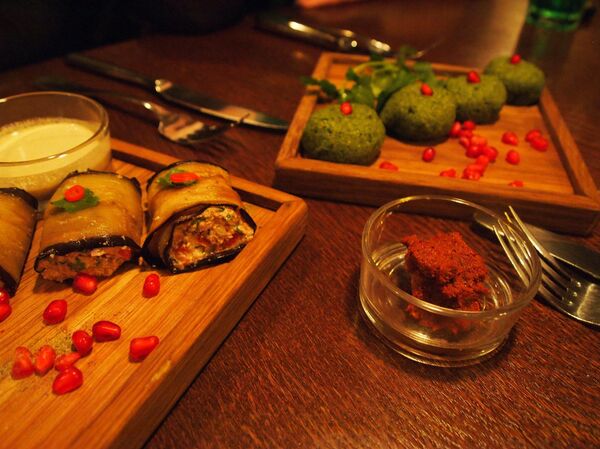 Баклажаны с орехами и пхали в ресторане Баклажаны с орехами и пхали в ресторане - Sputnik Молдова