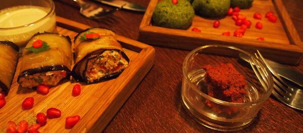 Баклажаны с орехами и пхали в ресторане Баклажаны с орехами и пхали в ресторане - Sputnik Молдова