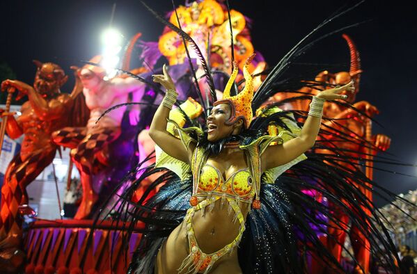 Участница карнавала в Рио-де-Жанейро - Sputnik Молдова