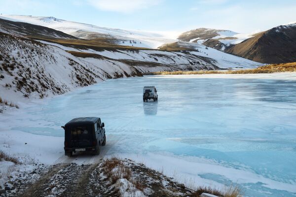Автомобили на замерзшей реке Чаган-Бургазы в Кош-Агачском районе Республики Алтай - Sputnik Молдова