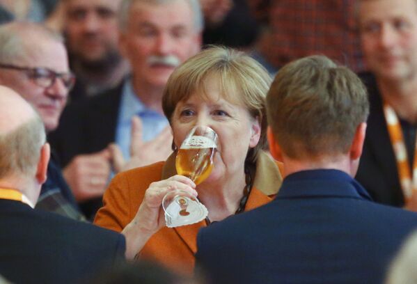 Канцлер Германии Ангела Меркель пьет пиво во время собрания партии ХДС - Sputnik Молдова