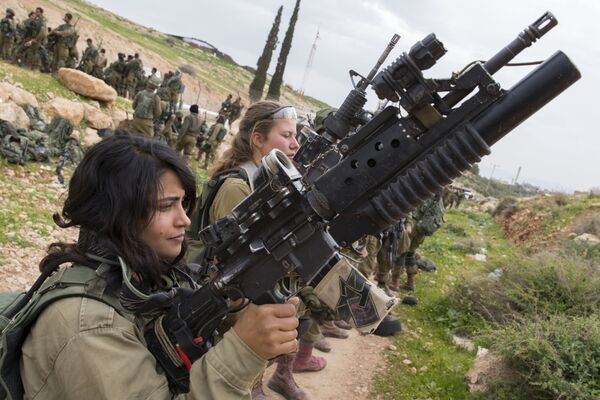 Израильские девушки-солдаты с оружием в руках на тренировке - Sputnik Молдова
