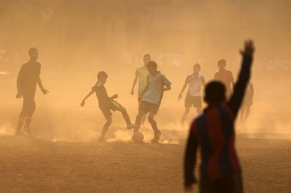 Мальчики играют в футбол в индийском Мумбае - Sputnik Молдова