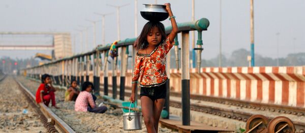 Девочка несет сосуд на голове вдоль железной дороги, Индия Девочка несет сосуд на голове вдоль железной дороги, Индия - Sputnik Молдова