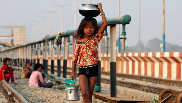 Девочка несет сосуд на голове вдоль железной дороги, Индия - Sputnik Молдова