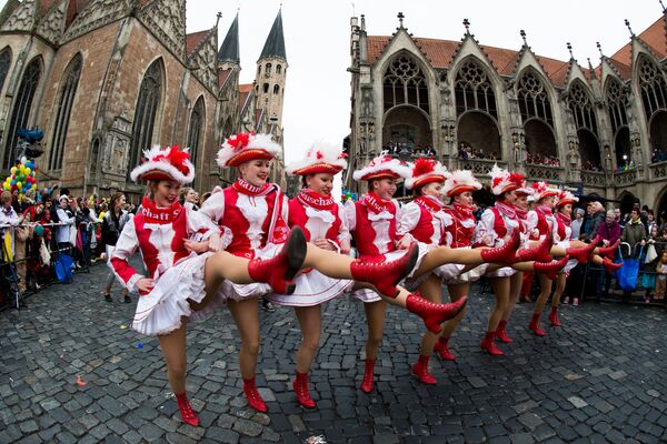 Танцевальная группа во время карнавала в Брауншвейге - Sputnik Молдова