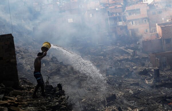Тушение пожара в трущобах Сан-Паулу, Бразилия - Sputnik Молдова