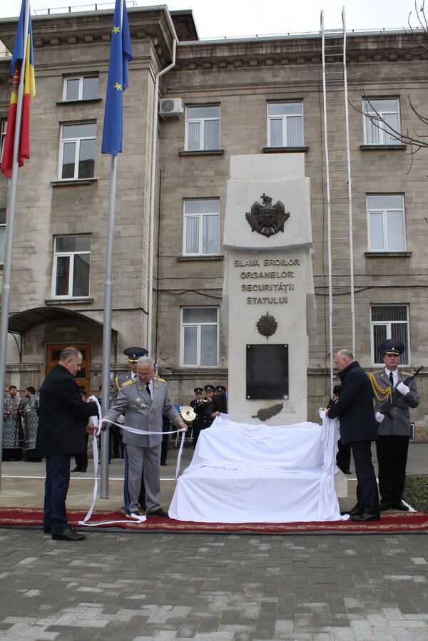 SIS a inaugurat un monument în memoria eroilor organelor securităţii statului SIS a inaugurat un monument în memoria eroilor organelor securităţii statului - Sputnik Moldova