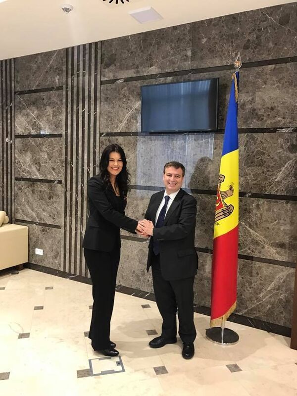 Либералка Алина Зотя вместе с докладчиком ПАСЕ Жорди Чукла  - Sputnik Молдова