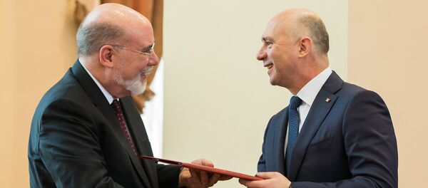 Premierul Pavel Filip şi directorul executiv al companiei ”Frontera Resources” din SUA, Steve Nicandro - Sputnik Moldova