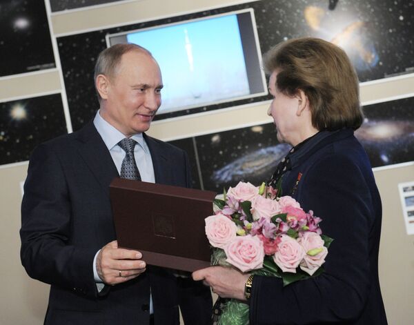 Премьер-министр РФ В.Путин в День космонавтики наградил членов первого отряда космонавтов Премьер-министр РФ В.Путин в День космонавтики наградил членов первого отряда космонавтов - Sputnik Молдова