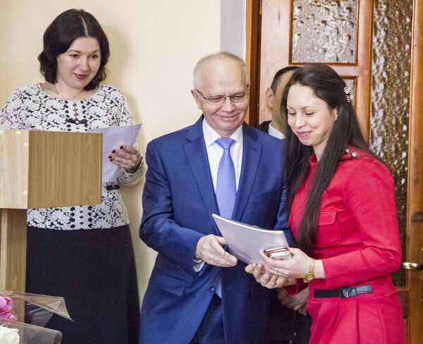 Вручение сертификатов на компьютеры Вручение сертификатов на компьютеры - Sputnik Молдова