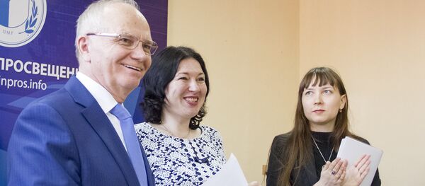 Вручение сертификатов на компьютеры Вручение сертификатов на компьютеры - Sputnik Молдова