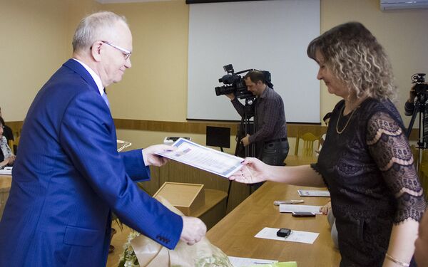 Вручение сертификатов на компьютеры Вручение сертификатов на компьютеры - Sputnik Молдова