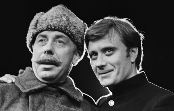 Анатолий Папанов и Андрей Миронов в сцене из спектакля У времени в плену - Sputnik Молдова