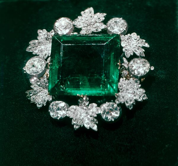 Бриллиантовая брошь с изумрудом из Алмазного фонда РФ - Sputnik Молдова