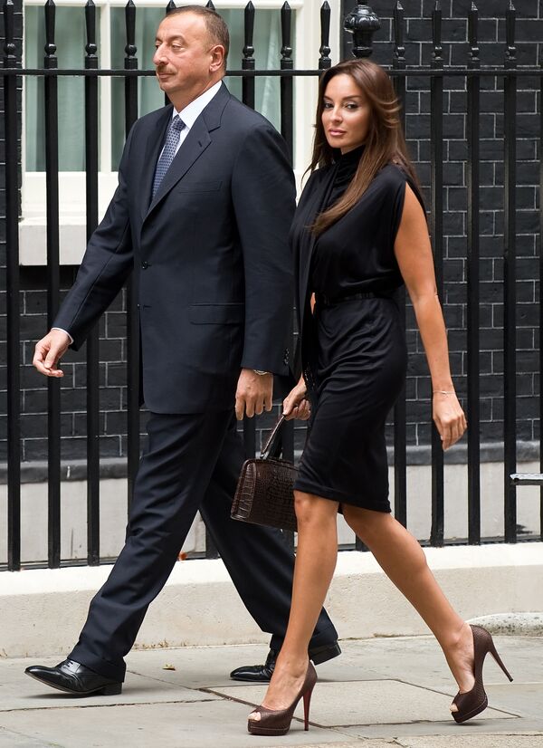 Президент Азербайджана Ильхам Алиев с женой Мехрибан прибывают на встречу с премьер-министром Великобритании Гордоном Брауном в Лондоне - Sputnik Молдова