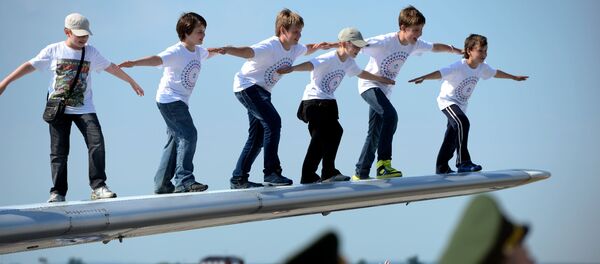 Дети фотографируются на крыле самолета Як-40 на военном аэродроме ЦВО Сокол в Перми - Sputnik Moldova-România