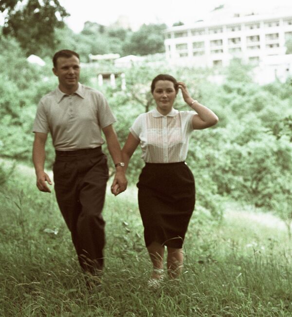 Юрий Гагарин с супругой - Sputnik Молдова