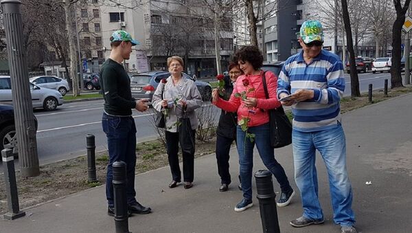 На улицах Бухареста женщинам дарят цветы - Sputnik Молдова