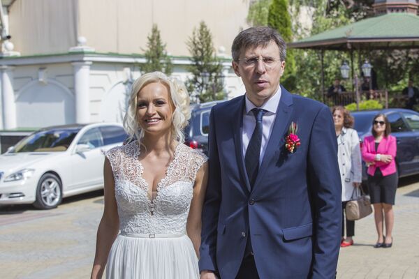 Buchet de trandafiri roșii pentru Anișoara Loghin: n-a fost atât de fericită de la nuntă - Sputnik Moldova-România