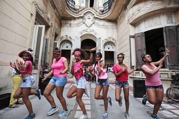 Девушки у Дворца культуры в районе Старая Гавана, Куба - Sputnik Молдова