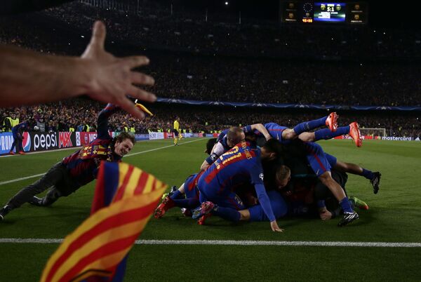 Футболисты Барселоны праздуют победу над Пари Сен-Жермен со счетом 6:1 в 1/8 финала Лиги Чемпионов - Sputnik Молдова