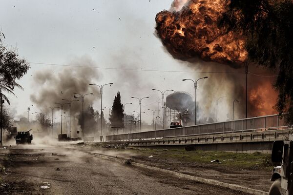 Дым и огонь после взрыва автомобиля в Мосуле, Ирак - Sputnik Молдова