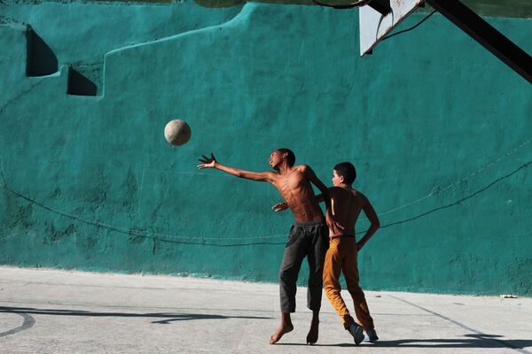 Мальчики играют в баскетбол в жилом районе Старая Гавана - Sputnik Молдова