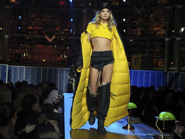 Модель на показе коллекции одежды певицы Rihanna для бренда Fenty's сезона осень/зима 2017/2018 в Париже Модель на показе коллекции одежды певицы Rihanna для бренда Fenty's сезона осень/зима 2017/2018 в Париже - Sputnik Молдова