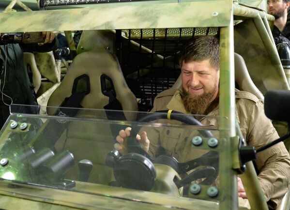 Глава Чеченской Республики Рамзан Кадыров осматривает трехместные боевые багги Чаборз - М3 на Аргунском заводе Чеченавто - Sputnik Молдова