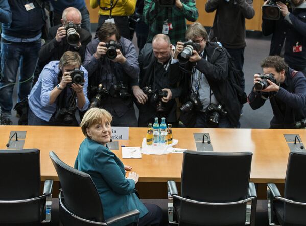 Канцлер Германии Ангела Меркель в Берлине перед допросом в качестве свидетеля по делу о манипуляциях компании Volkswagen с показателями выбросов - Sputnik Молдова