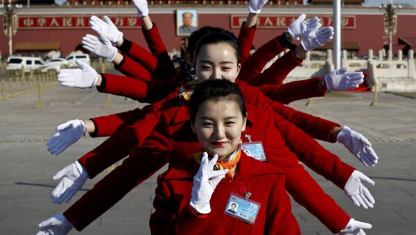 Сотрудницы гостиничного комплекса позируют на площади Тяньаньмэнь во время Всекитайского собрания народных представителей в Пекине - Sputnik Молдова