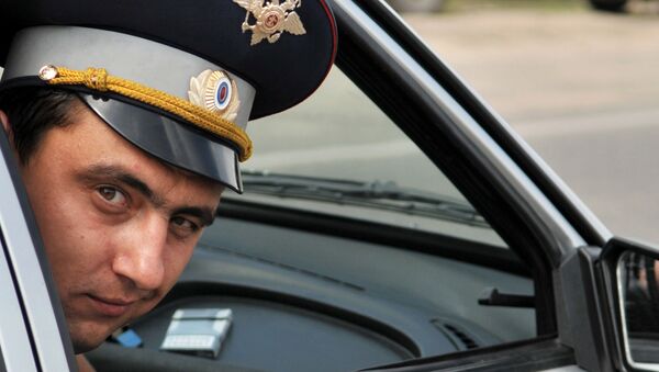 Сотрудник ГИБДД в служебном автомобиле - Sputnik Молдова